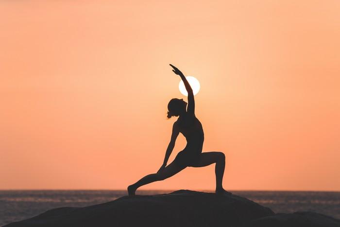 Saudação ao sol: Significado, benefícios e Asanas - Yogateria